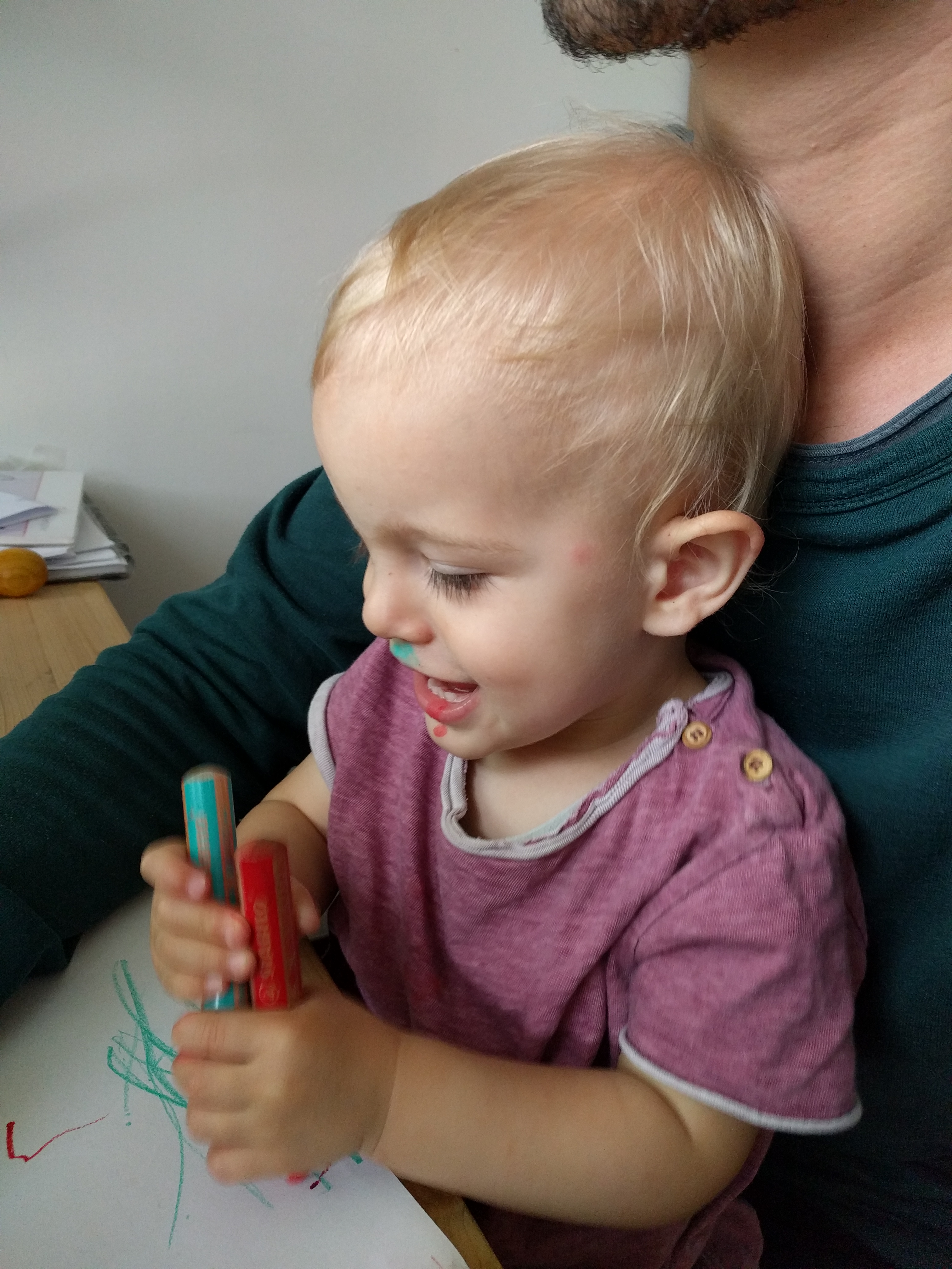 Een foto van Kit die zit te tekenen en ik terwijl ik huiswerk maak.